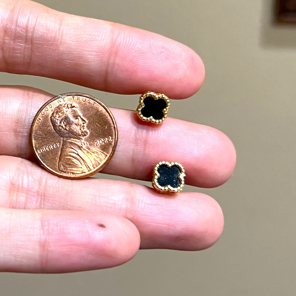 Cute 14kt real Gold and Black Clover Stud Earrings.